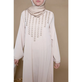 Beige geborduurd modest jurk Kaftan Inaya (Binti) met elegante stijl